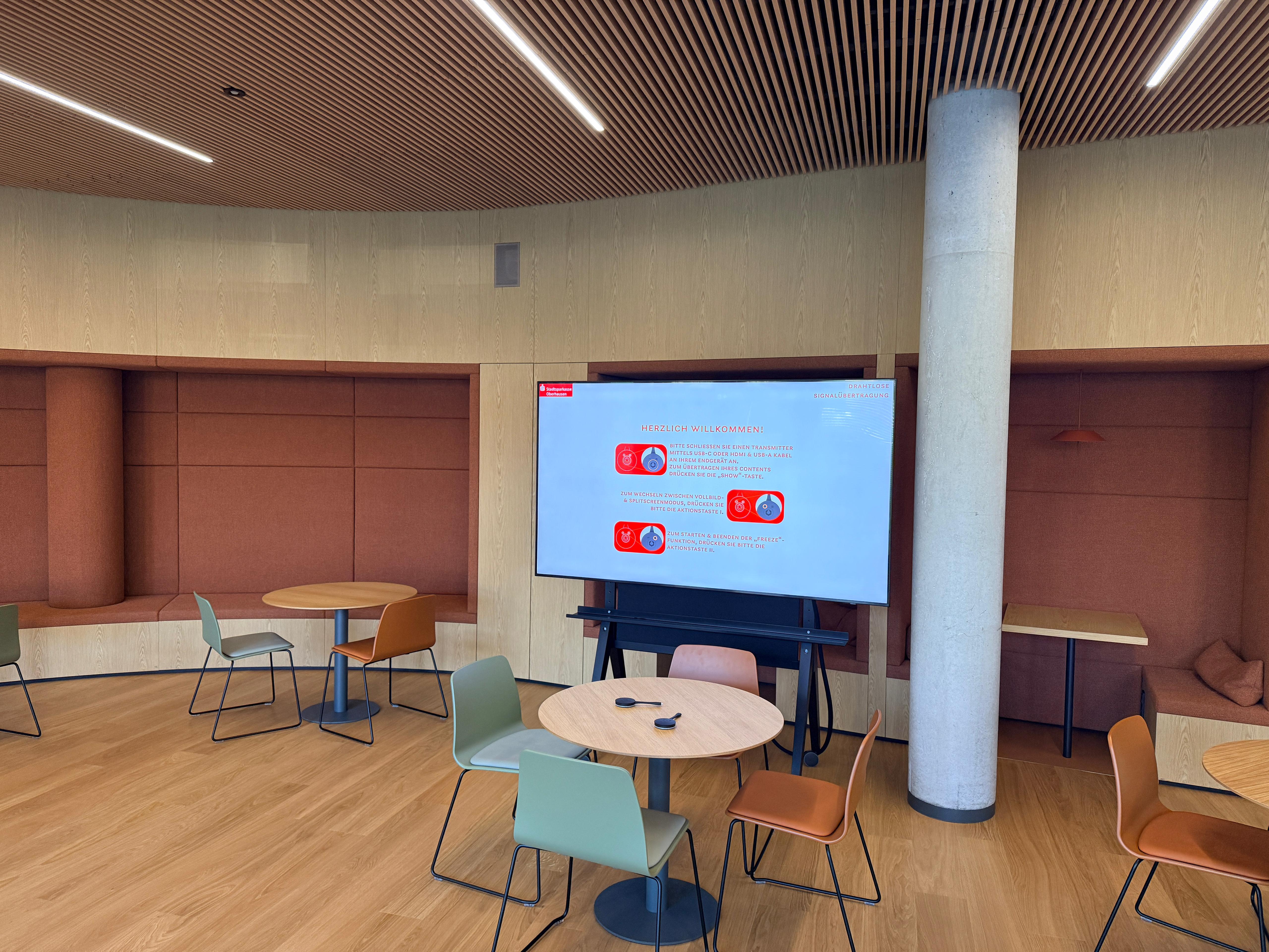 Weitwinkelansicht – Cafeteria Sparkasse Oberhausen mit Display und terrakottafarbenen Wandnischen