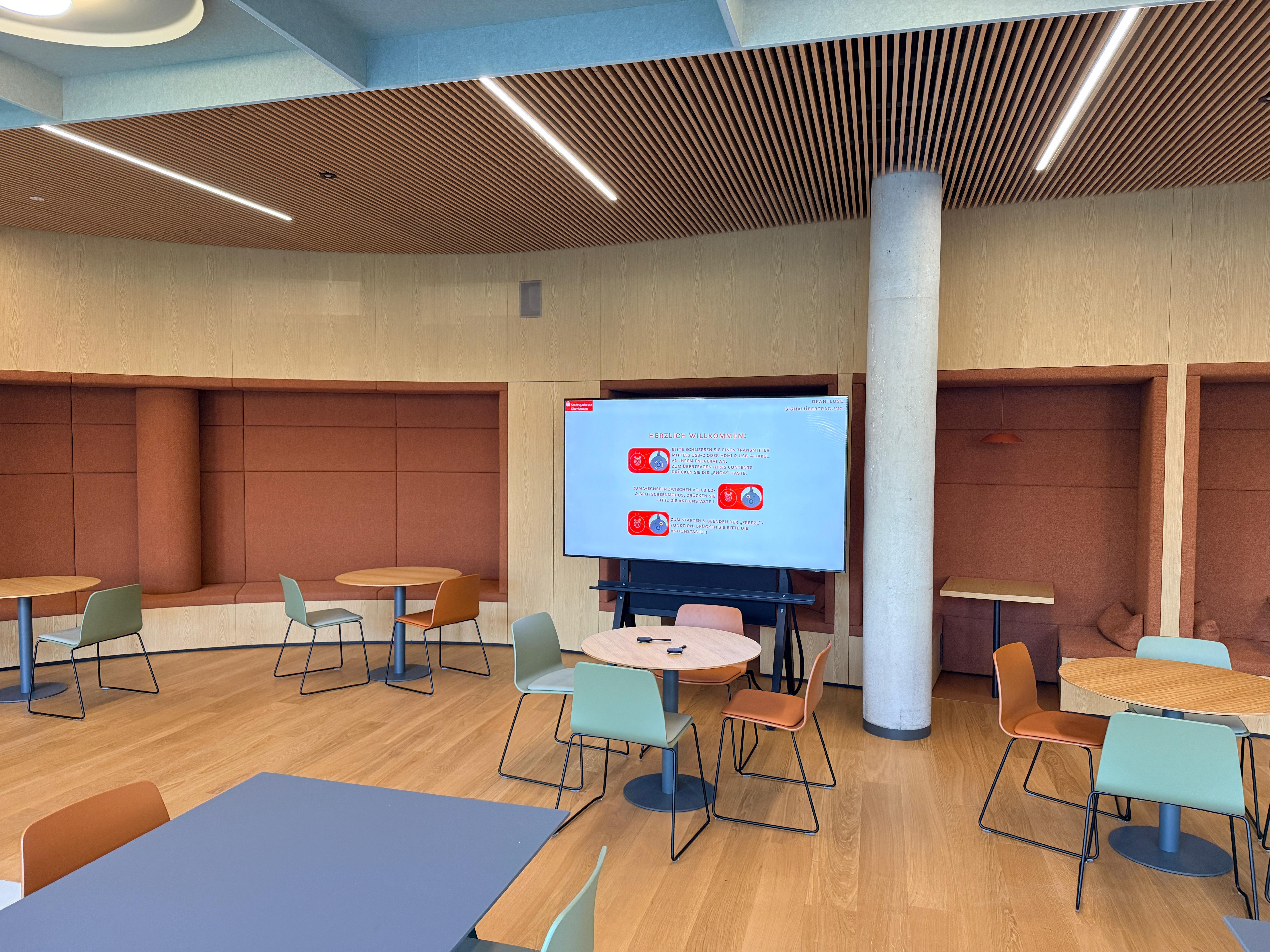 Versammlungsraum Sparkasse Oberhausen – flexible Bestuhlung mit Großformat-Display