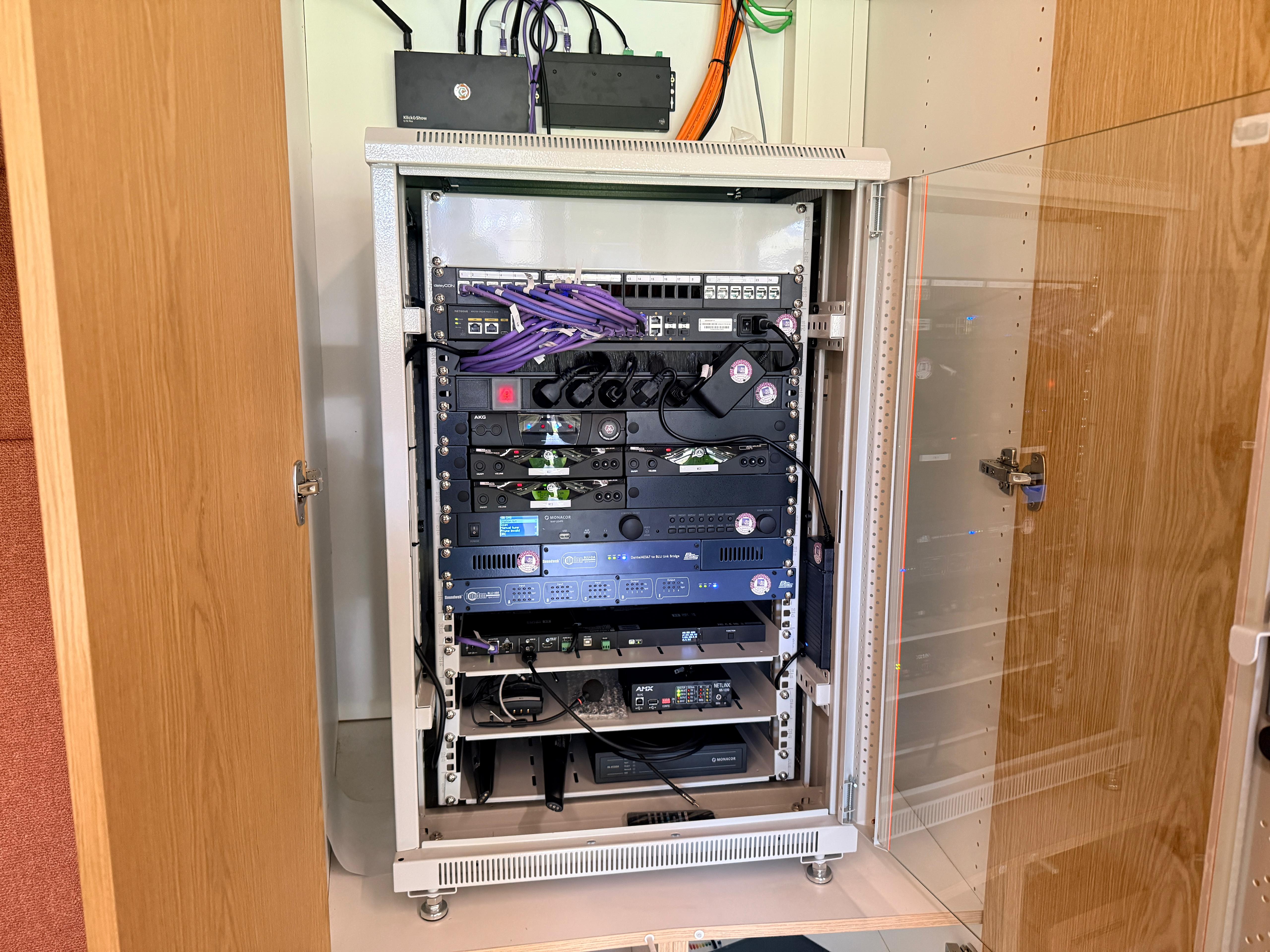 Zentrale Racklösung – professionelle AV-Installation Sparkasse Oberhausen durch PrAViCo