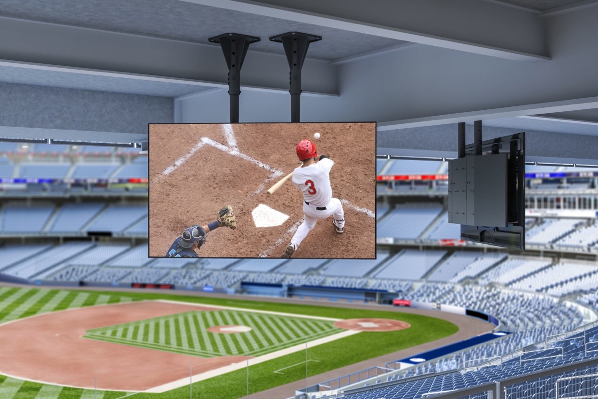 Middle Atlantic Outdoor-Stele mit Deckenhalterung im Stadion