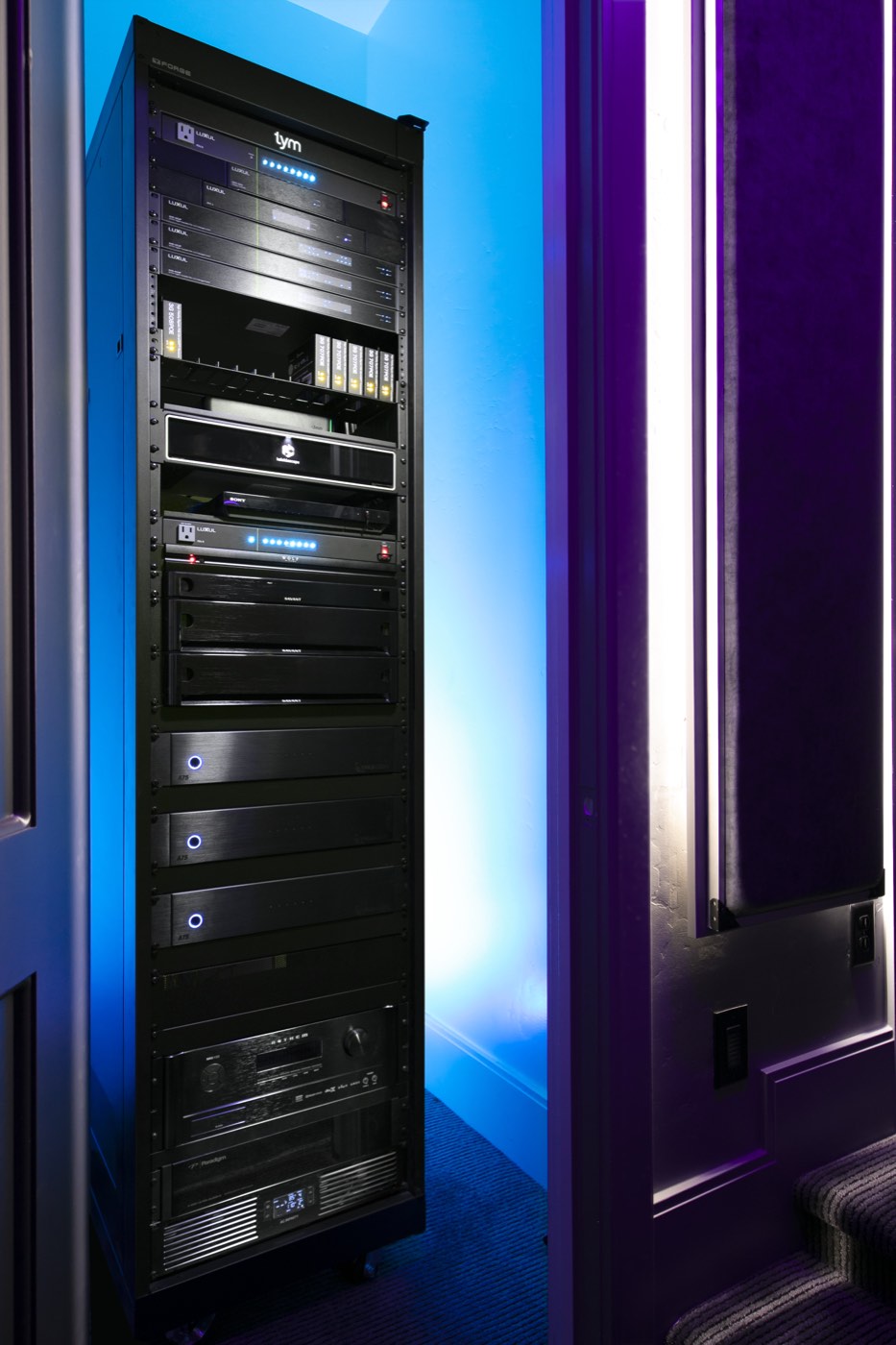 Luxul Netzwerktechnik verbaut in einem Installationsrack