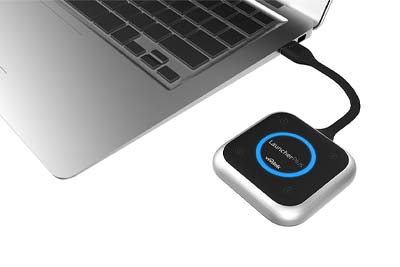 Kabelloses Präsentationssystem für Konferenzräume Kabelloses Präsentationssystem mit rundem Touch-Button, verbunden mit einem Laptop für drahtlose Bildschirmübertragung.